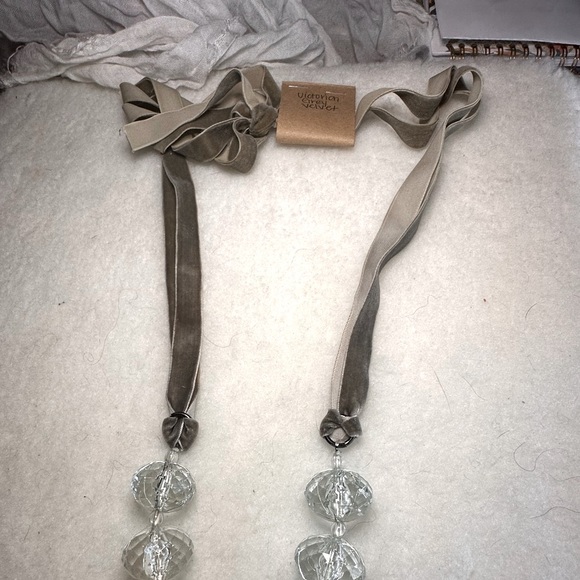 Velvet Ribbon Acrylic Bauble Necklace - Picture 4 of 7